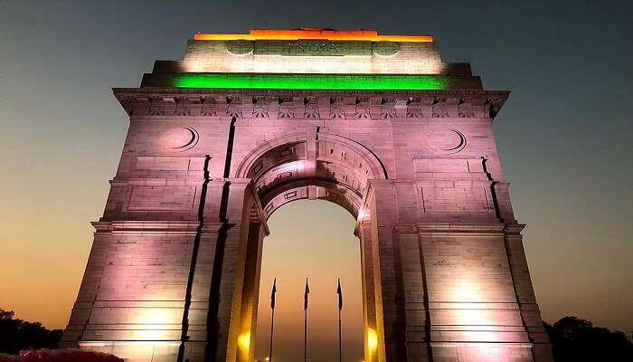 इंडिया गेट नई दिल्ली का एक प्रमुख ऐतिहासिक स्मारक हैं। यह बच्चों और परिवारों के लिए एक लोकप्रिय पिकनिक स्पॉट भी हैं।