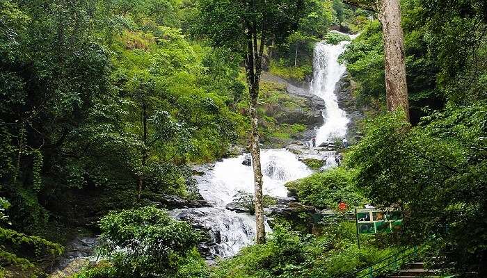 इरूप्पु फॉल्स कूर्ग जिले में ब्रह्मगिरी पर्वत पर स्थित हैं। इस झरने को लक्ष्मण तीर्थ वाटरफॉल के नाम से भी जाना जाता हैं। इसी वाटरफॉल के पास भगवान शिव का रामेश्वर मंदिर भी स्थित हैं।