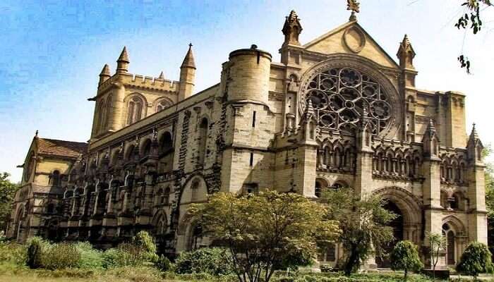 इलाहाबाद के पर्यटन स्थलों में से एक ऑल सेंट्स कैथेड्रल, 19वीं शताब्दी के अंत में बना एक एंग्लिकन ईसाई चर्च है।