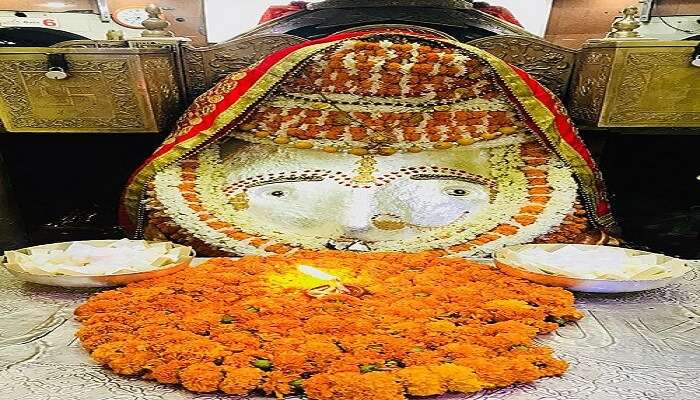 दिल्ली में नेहरू प्लेस के पास स्थित मां कालका को समर्पित कालकाजी मंदिर हैं।