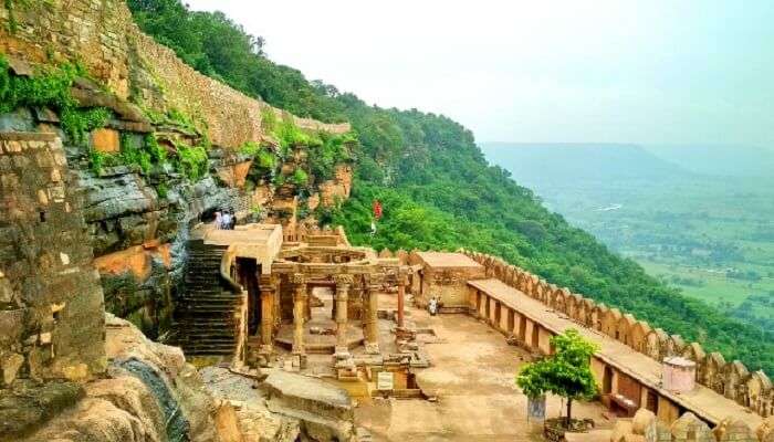 कालिंजर किला, बुंदेलखंड के बांदा जिले में स्थित हैं। यह विंध्याचल पर्वत की 800 फीट ऊंची चोटी पर स्थित हैं।