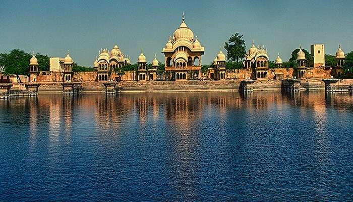 कुसुम सरोवर, मथुरा के गोवर्धन पर्वत के पास स्थित एक पौराणिक स्थल है, जो ब्रजभूमि की आध्यात्मिकता और प्राकृतिक सौंदर्य का अद्भुत संगम प्रस्तुत करता है।