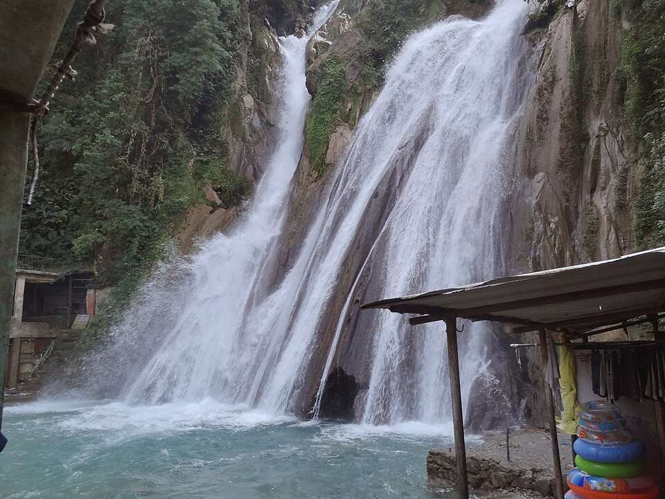 केम्पटी फॉल्स, मसूरी का सबसे प्रसिद्ध और लोकप्रिय पर्यटन स्थल हैं। यह समुद्र तक से लगभग 4500 फीट की उंचाई पर स्थित हैं।