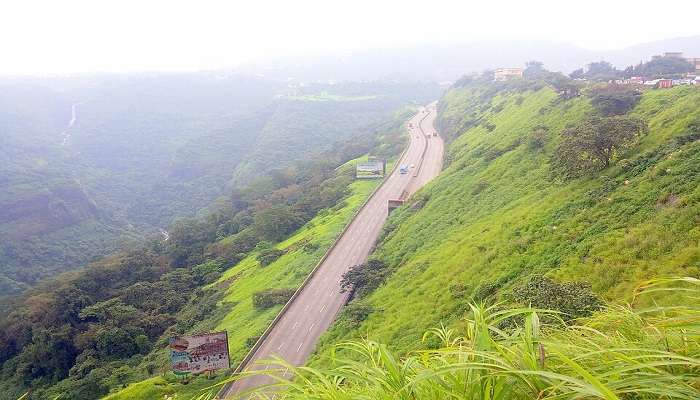 खंडाला महाराष्ट्र का एक प्रसिद्ध पर्वतीय स्थल हैं। ये पश्चिनी घाट की पहाड़ियों पर स्थित हैं।