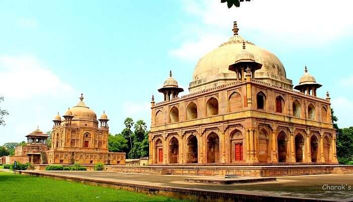 खुसरो बाग प्रयागराज में घूमने के लिए सबसे प्रसिद्ध स्थानों में से एक हैं। ये जगह दुनिया भर के पर्यटकों को भी आकर्षित करता हैं। इनकी दीवारें और कोष्ठक सुंदर मुगल वास्तुकला की याद दिलाते हैं।