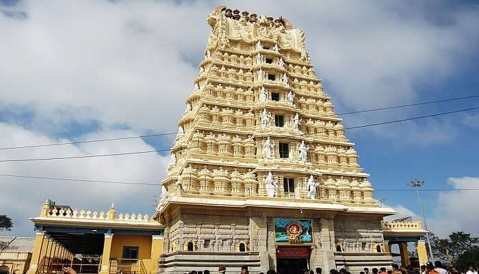 चामुंडेश्वर मंदिर कर्नाटक के सबसे प्रसिद्ध मंदिरों में से एक हैं। यह कर्नाटक राज्य के मैसूर में चामुंडी हिल्स पर स्थित हैं।
