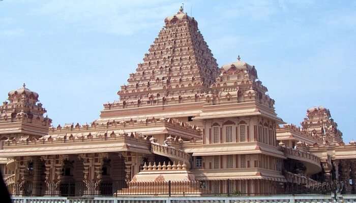 छतरपुर मंदिर आध्यात्मिक महत्व और विशिष्ट वास्तुकला के लिए प्रसिद्ध हैं।