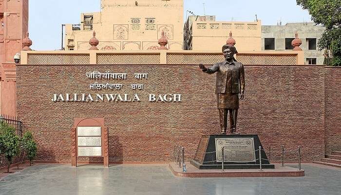 जलियांवाला बाग अमृतसर का एक ऐतिहासिक स्थल हैं। इस जगह का नाम देश के इतिहास में एक दर्दनाक घटना से जुड़ा हैं।