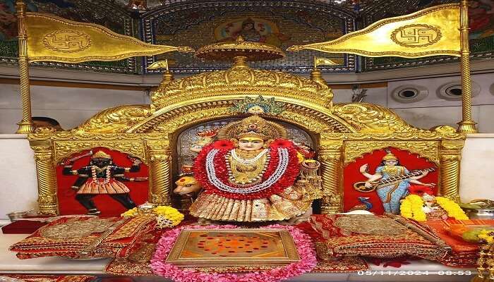 झंडेवाली मंदिर दिल्ली के करोलबाग में स्थित हैं। यह एक सिद्धपीठ हैं, जो देवी मां को समर्पित हैं।