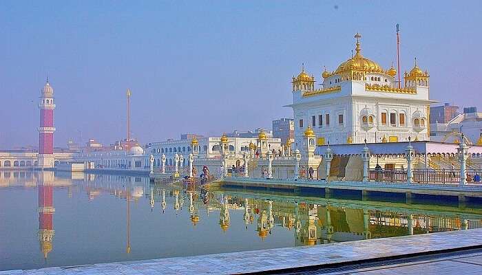 तरण तारण साहिब, अमृतसर ज़िले में स्थित एक प्रमुख सिख धार्मिक स्थल है।