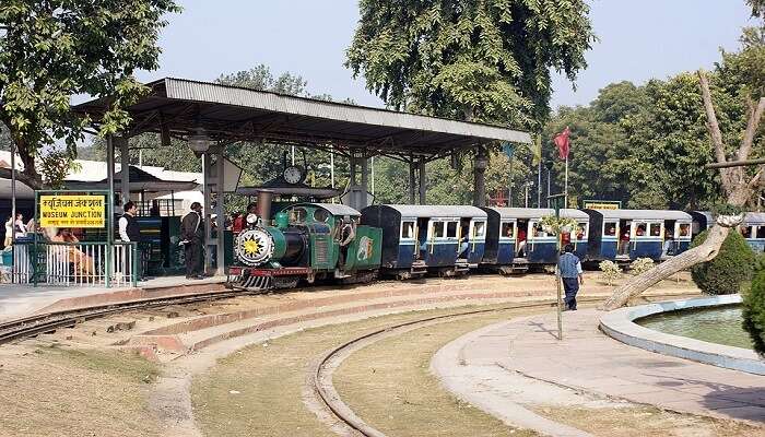 राष्ट्रीय रेल संग्रहालय, दिल्ली के चाणक्यपुरी में स्थित हैं। यह जगह बच्चों और वयस्कों दोनों के घूमने के लिए अच्छी हैं। यहां पर बच्चे तरह-तरह की ऐतिहासिक ट्रेनों को देख सकते हैं।