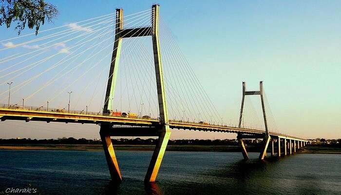क्या आप इतिहास प्रेमी हैं और इलाहाबाद में देखने के लिए आदर्श स्थानों की तलाश कर रहे हैं? तो आप पुराने नैनी ब्रिज पर घूमने जा सकते हैं