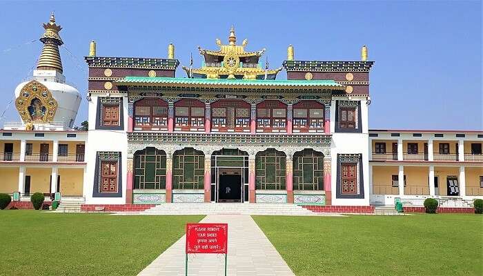 बुद्ध मंदिर, देहरादून के क्लेमेंंट टाउन क्षेत्र में स्थित एक प्रमुख बौद्ध धार्मिक स्थल हैं। इसे मिन्ड्रोलिंग मठ भी कहा जाता हैं।