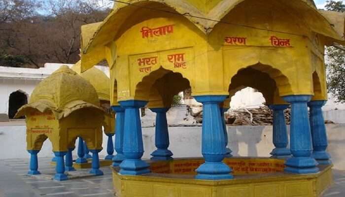 भरत मंदिर चित्रकूट का प्रमुख धार्मिक स्थल हैं।
