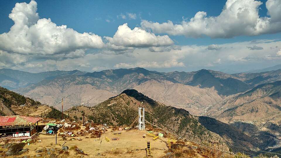 मसूरी एडवेंचर पार्क प्राकृतिक प्रेमियों के लिए एक बेहतरीन स्थल हैं। यहां पर आप प्रकृति की गोद में रहकर साहसिक गतिविधियों का भी आनंद ले सकते हैं।