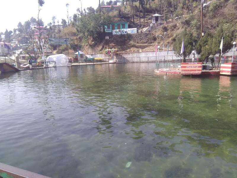 मसूरी लेक देहरादून और मसूरी के रास्ते पर स्थित एक छोटा- सी खूबसूरत झील हैं। इस झील को पर्यटन विभाग द्वारा विकसित किया गया हैं।