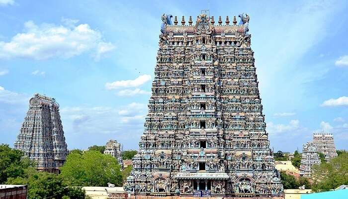 मदुरै में बसा हुआ मीनाक्षा मंदिर दक्षिण भारत के सबसे प्रसिद्ध मंदिरों में से एक हैं। यह मंदिर देवी पार्वती और भगवान शिव को समर्पित हैं।