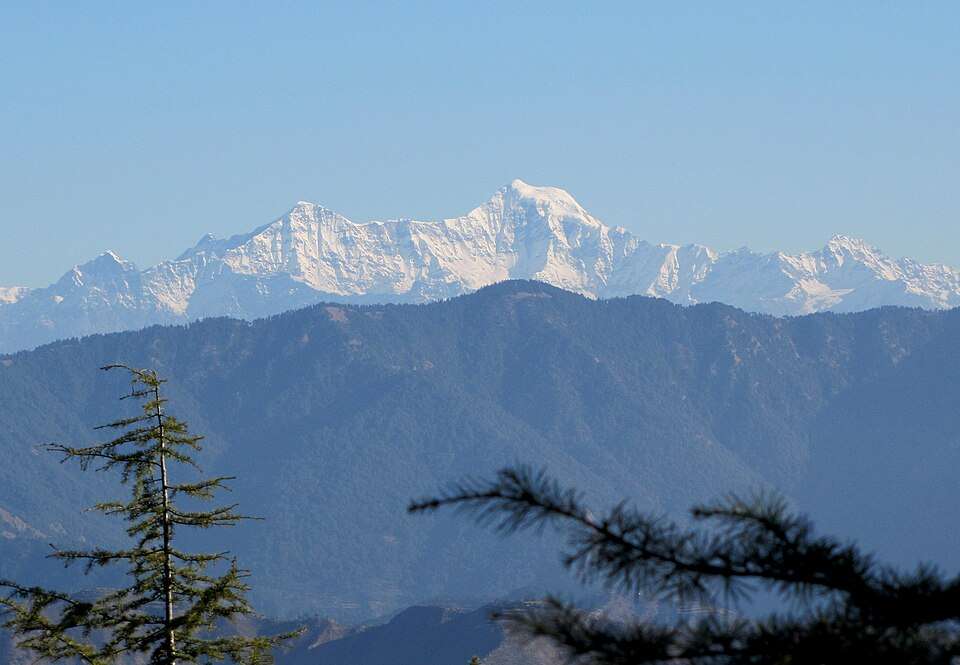 लाल टिब्बा मसूरी का सबसे ऊंचा स्थान हैं। ये समुद्र तल से लगभग 2,275 मीटर की ऊंचाई पर स्थित हैं।