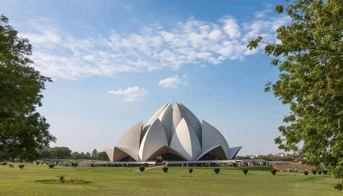 लोटस टेंपल अपनी कमल के आकार में बनी हुई संरचना के लिए पर्यटकों के बीच में काफी प्रसिद्ध हैं।