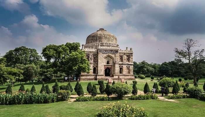 लोधी गार्डन नई दिल्ली के हरे-भरे ऐतिहासिक स्थलों में से एक हैं। यह जगह बच्चों के साथ घूमने के लिए एक परफेक्ट जगहों में से एक हैं।