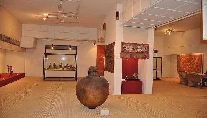 श्रेयस लोक कला संग्रहालय अहमदाबाद की महिलाओं की एक पहल हैं, जिसकी शुरूआत गुजरात की महिलाओं को अपने कौशल का पदर्शन करने के लिए की गई थी। यह अहमदाबाद के सबसे अच्छे पर्यटन स्थलों में से एक हैं।