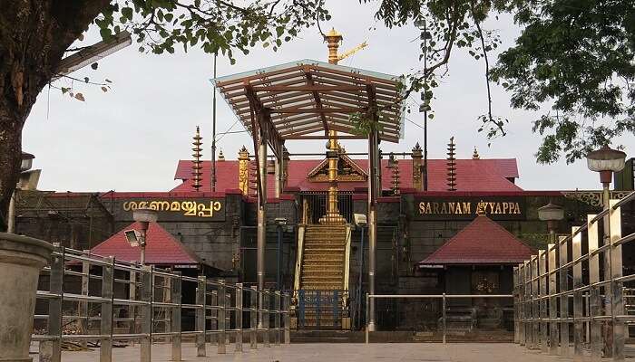 भगवान अयप्पा को समर्पित सबरीमाला मंदिर केरल के सबसे प्रसिद्ध मंदिरों में से एक हैं।