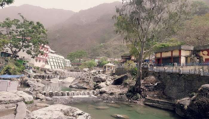 सहस्त्रधारा उत्तराखंड के देहरादून में स्थित एक लोकप्रिय पर्यटन स्थल हैं।