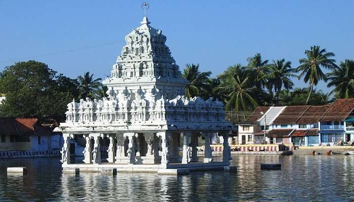 सुचिन्द्रम मंदिर, तमिलनाडु के कन्याकुमारी जिले में स्थित हैं। लोग इसे थानुमालायन मंदिर के नाम से भी जानते हैं।