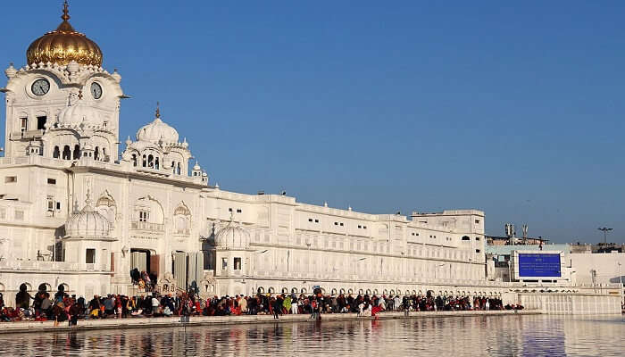 सेंट्रल सिख म्यूज़ियम, अमृतसर के स्वर्ण मंदिर परिसर में बना हुआ एक संग्रहालय हैं।