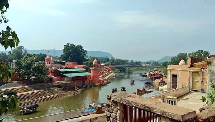 स्फटिक शिला चित्रकूट के दर्शनीय स्थलों में से एक हैं। ये मंदाकिनी नदी के किनारे स्थित दो विशाल चमकदार चट्टानों से बना हुआ हैं।