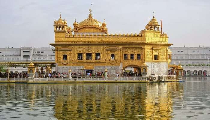 स्वर्ण मंदिर अमृतसर के लोकप्रिय स्थलों में से एक हैं। गोल्डन टेंपल को हरमंदिर साहिब या दरबार साहिब के नाम से भी जाना जाता हैं।
