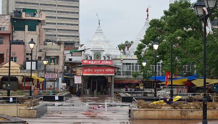 प्राचीन हनुमान मंदिर कनॉट प्लेस में बाबा खड़क सिंह पर बना हुआ हैं।
