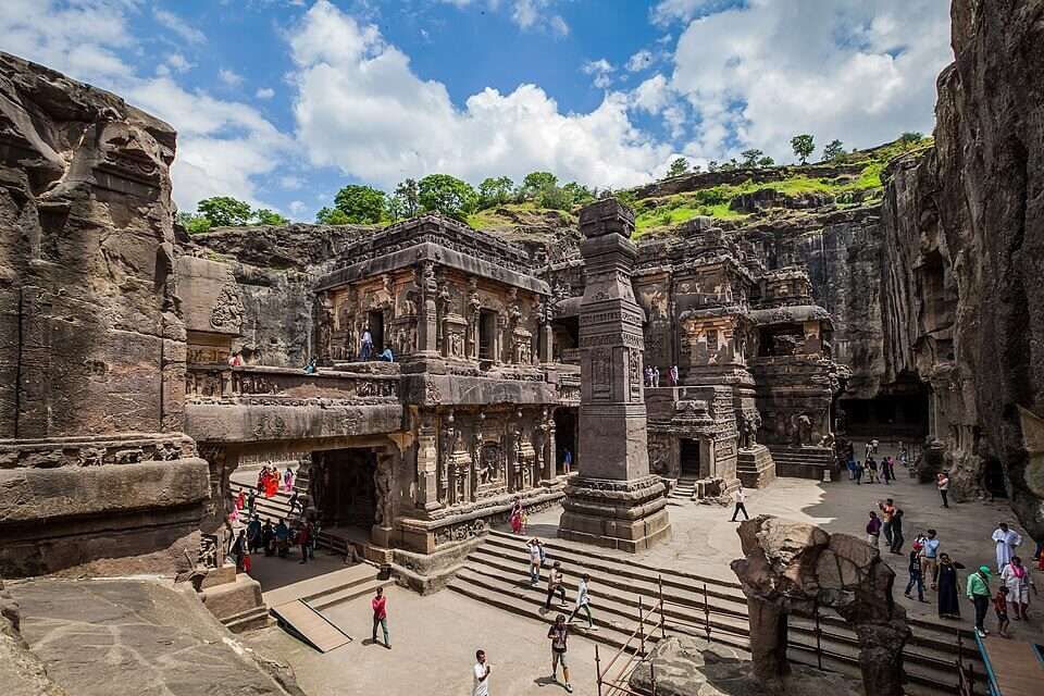आसपास के प्रमुख आकर्षण