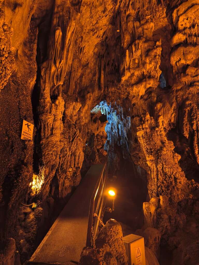 Alfred Caves trail, Diglipur