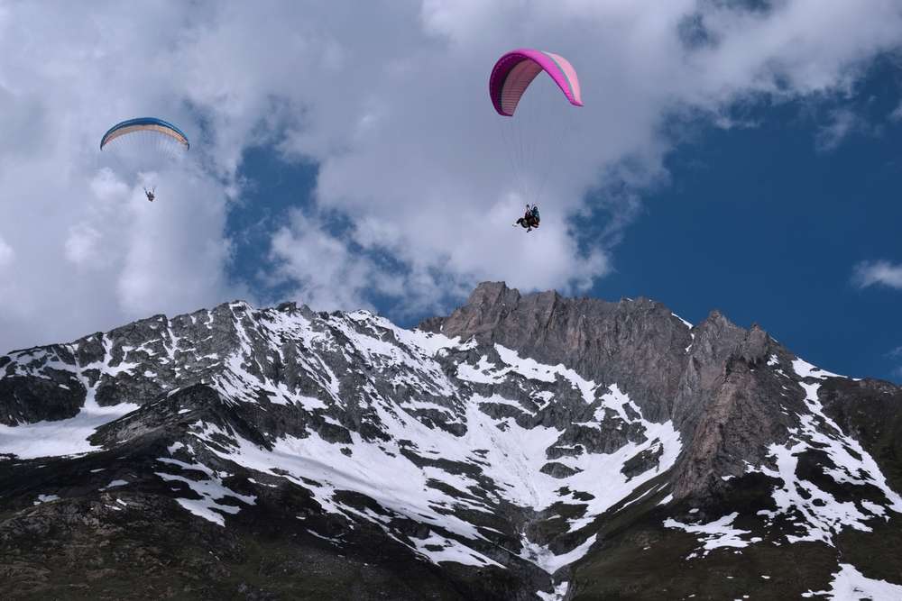 How to book a paragliding flight in Bir Billing